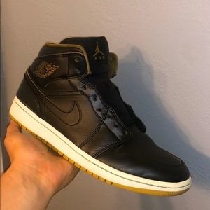 Jordan 1 retro mid Black Metallic Gold